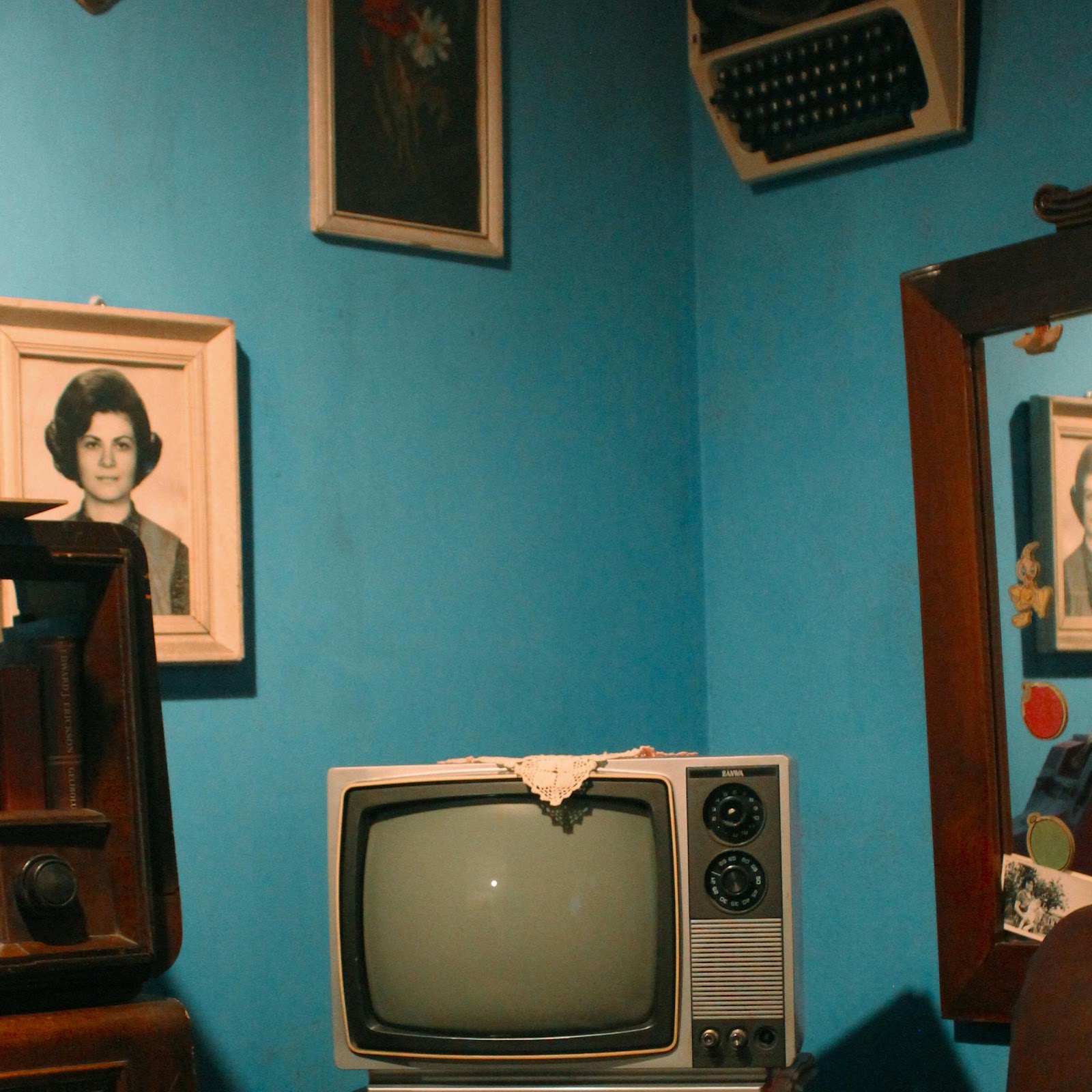 Download Old TV Set In Teal Room 4K iPhone