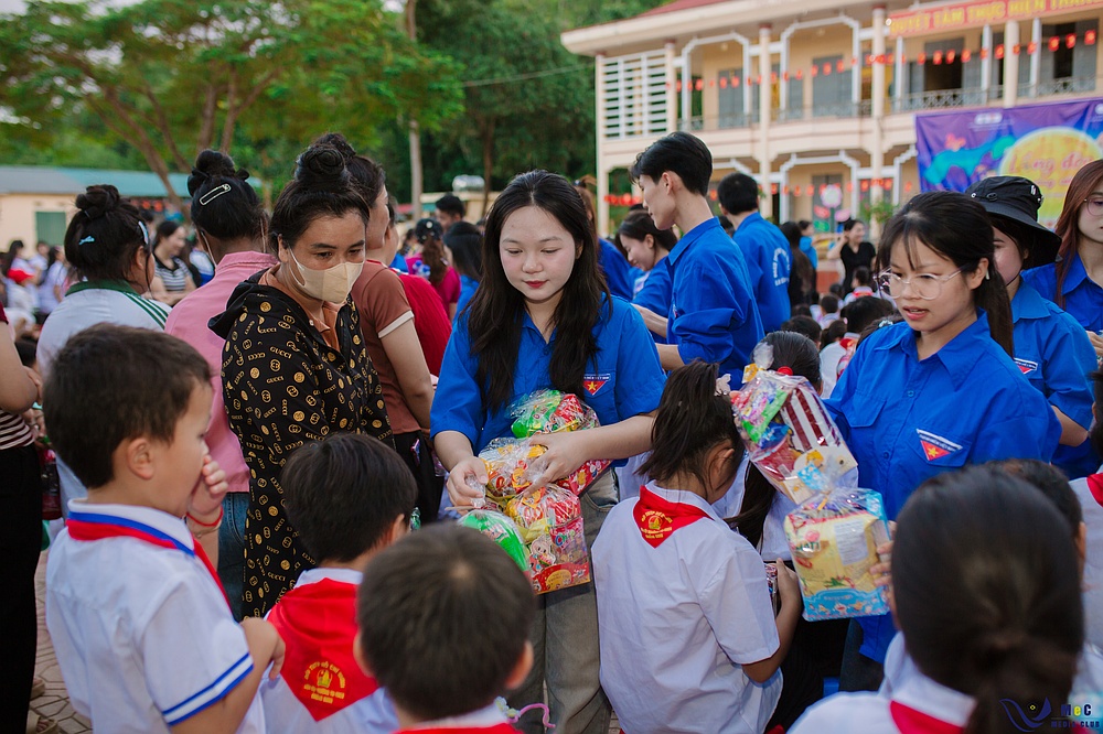 Tuổi trẻ Trường Đại học Tây Bắc tổ chức nhiều hoạt động trung thu ý nghĩa cho thiếu nhi