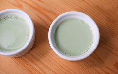 Tiếp theo đổ phần gelatine vào, khuấy đều. Chia pudding ra các rakimen, đợi nguội để vào tủ lạnh cho đông lại.