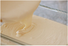 Giờ chỉ việc đổ hỗn hợp kem vào khuôn rồi đem đê trong ngăn đá chừng 5-6 tiếng là được. Có thể trộn thêm xoài tươi cắt nhỏ, rồi mới đem để trong tủ lạnh chờ đông lại.