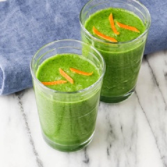 Rót sinh tố ra ly và thưởng thức. Sinh tố cam chuối rau xanh detox kì dễ làm với hương vị ngon đến khó cưỡng. Với nguyên liệu trái cây hoàn toàn tươi ngon, mát lạnh không chỉ có một tác dụng giải nhiệt, mà nó còn giúp bổ sung thêm vitamin, khỏe dáng, đẹp da và giúp cơ thể được khỏe mạnh.