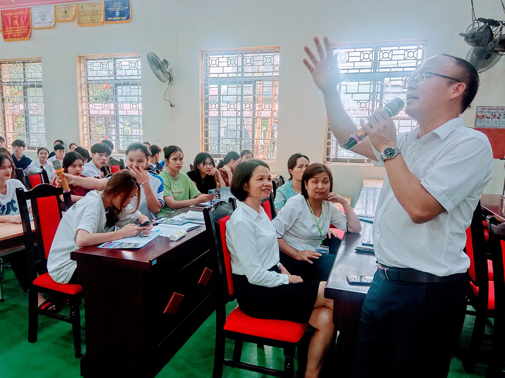 Khoa Khoa học Xã hội chia sẻ chuyên môn và tư vấn hướng nghiệp tại Trường PTDT Nội trú THCS & THPT Sông Mã