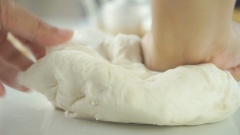 Dùng tay nhào bột bánh quẩy trong tô 1-2 phút để tạo thành một khối, sau đó dùng khăn ấm ủ bột lần 1 20 phút. Lần 2 bạn cũng nhào bột bánh quẩy trong tô 1-2 phút rồi lại ủ khăn ấm thêm 20 phút nữa. Lần 3 lấy khối bột làm bánh quẩy ra khỏi tô rồi nhào trên 1 mặt phẳng thêm 1-2 phút nữa, tiếp tục ủ bột trong khăn ấm 4 tiếng.