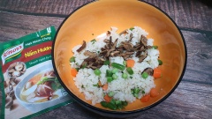 Ngâm nở 3 cái nấm đông cô, rồi cắt sợi nhỏ. Trộn cơm nguội, rau củ hỗn hợp, nấm đông cô, màu điều dầu và hạt nêm chay Knorr cho thật đều.