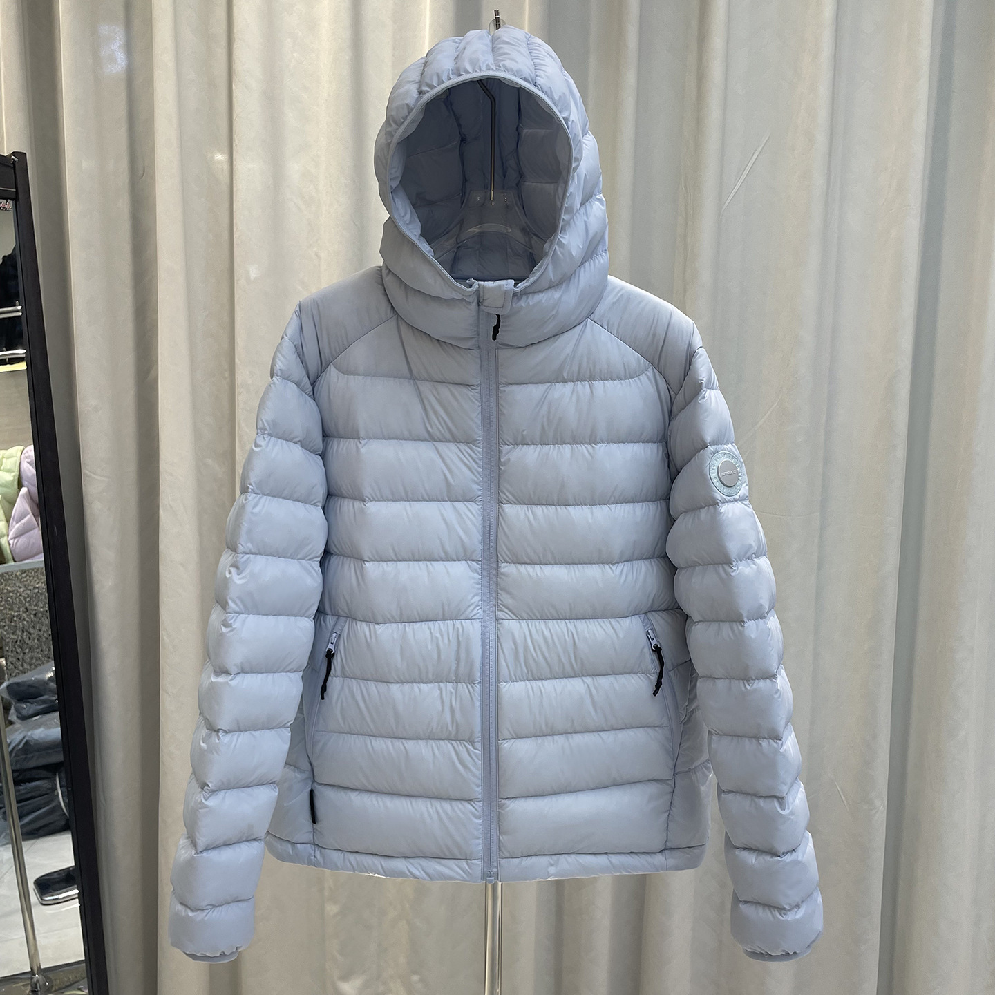 Lightweight down jacket with hood, filled with white duck down