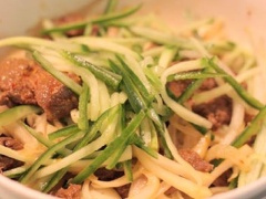 Trộn thịt bò, hành tây đã vắt ráo nước, ớt xanh, dưa leo, húng lũi, rau húng quế vào âu sạch, trộn đều, nêm nếm lại gia vị cho vừa ăn vì hành tây đã ngâm có vị chua nên khi trộn vào với thịt bò có vị chua nhẹ vừa ăn.
