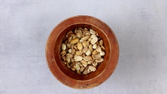 Món chả ram tôm đất ngon không thể thiếu nước mắm đậu phộng: Cho 50gr đậu phộng vào cối giã nhuyễn. Bắc chảo nóng, cho vào 30gr đường và 20ml nước mắm, nấu đến khi sôi, sau đó cho vào đậu phộng đã giã nhuyễn, trộn đều rồi để nguội. Cuối cùng để hoàn thành phần nước chấm, cho vào 5gr tỏi băm, 5gr ớt băm và 20ml nước cốt chanh. Trộn đều cho hỗn hợp sốt chấm hoà quyện.