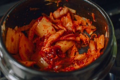 Sau đó cho 1 muỗng cà phê muối, 1 muỗng cà phê đường, 3 muỗng cà phê ớt gochujang vào trộn đều.