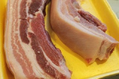 Thịt ba chỉ rửa sạch, để nguyên miếng. Hành lá rửa sạch, cắt nhỏ. Me ngâm nước nóng, tán nhuyễn, lọc qua rây lấy nước cốt me, bỏ bã.