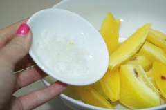 Cho khế ra bát, thêm muối, đường, và bột ớt vào. Tùy vào sở thích ăn chua cay và ngọt của từng người để gia giảm gia vị phù hợp.