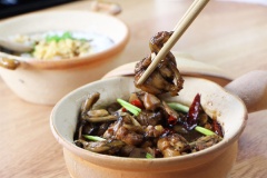 Vậy là món cháo ếch Singapore đã hoàn thành rồi. Múc cháo ra tô, rắc lên hành lá cắt nhỏ và hành phi. Thêm vài miếng đầu hành lên nồi cháo ếch để cho màu sắc bắt mắt hơn, đầu hành kết hợp với cháo ếch sẽ rất ngon. Rưới nước sốt lên cháo, gắp một miếng ếch và bắt đầu thưởng thức thôi. Thịt ếch dai ngon đậm đà gia vị với nước sốt Singapore cay nồng sẽ khiến bạn hít hà mãi không thôi. Vậy là sau này bạn sẽ không cần phải suy nghĩ ếch làm gì ngon hay ếch nấu gì ngon nữa rồi nhé. Cứ thế này mà triển thôi.