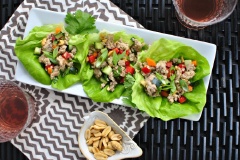 Khi dùng bạn chỉ việc bày vài lá rau diếp hoặc xà lách ra đĩa, múc thịt băm xào rau củ lên, trang trí thêm với ít rau mùi và ăn ngay với cơm nóng.