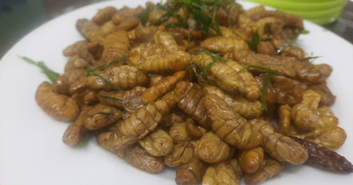 Nhộng tằm rang lá chanh