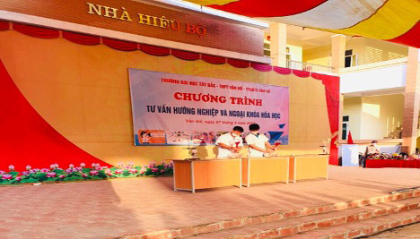 Bộ môn Hóa học, Khoa KHTN-CN tổ chức Chương trình Tư vấn hướng nghiệp và Ngoại khóa Hóa học tại Trường THPT Vân Hồ, TTGDTX huyện Vân Hồ