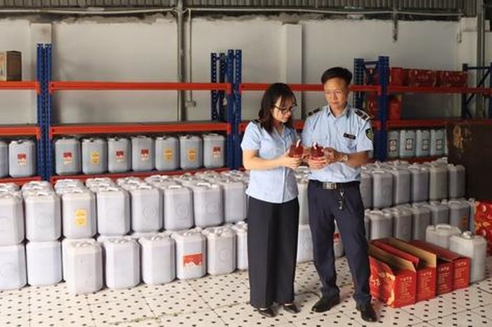Cận cảnh kho chứa gần 9.000 lít rượu có dấu hiệu vi phạm tại Hà Nội - Tạp chí Người Đưa Tin