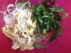 Thịt gà luộc chín, xé nhỏ, bóp cùng rau răm, hành tây, 1 muỗng cà phê muối, 1/2 muỗng cà phê bột ngọt, 1 muỗng canh đường trắng, 1 muỗng canh nước cốt chanh.