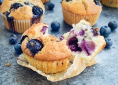 Những chiếc bánh muffins nhỏ xinh, đẹp mắt và ngon miệng chắc chắn sẽ khiến các bạn nữ cực kì yêu thích luôn đấy. Bạn nào đang muốn tự làm loại bánh này thì hãy thử ngay cách làm bánh muffins việt quất yogurt chua chua ngọt ngọt kết hợp với bị beo béo của yogurt ăn vào cực ngon mà không ngán đâu nha. Thử ngay nhé.