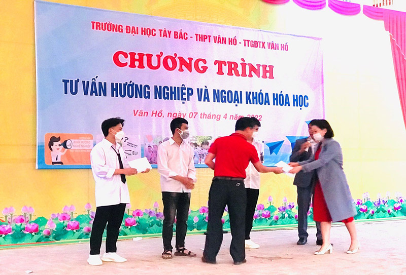 Bộ môn Hóa học, Khoa KHTN-CN tổ chức Chương trình Tư vấn hướng nghiệp và Ngoại khóa Hóa học tại Trường THPT Vân Hồ, TTGDTX huyện Vân Hồ