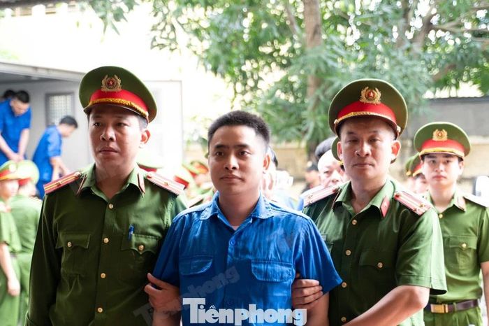 [VIDEO] An ninh thắt chặt tại phiên xét xử Bùi Đình Khánh và băng nhóm ma túy - Báo Tiền Phong