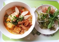 Cho ít bún vào tô, cho chả chay, sườn chay chiên, riêu lên trên mặt tô. Chan nước dùng vào, rắc lên mặt ít ngò gai cắt nhuyễn. Ăn kèm với rau trụng. Vậy là hoàn thành tô bún riêu sườn non chay vô cùng hấp dẫn rồi đó. Cách làm bún riêu chay sườn non này không khó, mời cả thưởng thức ngay nhé!