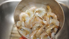 Tôm bỏ đầu, ướp với hạt nêm.