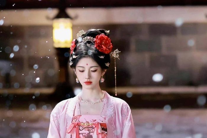 Từ vị trí thứ chín lên vị trí thứ nhất, Cúc Tịnh Y đã chiến thắng với 34 bộ trang phục lộng lẫy? - Chuyên trang Sinh viên Việt Nam - Báo Tiền Phong