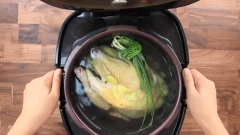Gà nguyên con làm sạch cả bên trong và bên ngoài nhiều lần bằng muối, rượu trắng để không còn hôi, rửa sạch nhiều lần với nước, để ráo. Gừng gọt vỏ, cắt lát. Hành lá rửa sạch. Cho vào bên trong con gà 1/2 lượng gừng và 1/2 lượng hành lá. Cho gà vào nồi áp suất lớn chứa vừa đủ nguyên con, thả số hành và gừng còn lại vào, chế 2 lít nước vào cùng. Nếu không dùng nồi áp suất thì nấu bếp gas cũng được nha.