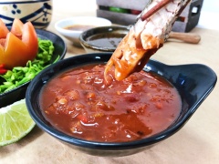 Cùng thưởng thức món cá hấp chiên tứ vị đoàn viên. Sốt cà chua vị quê thanh đạm, sốt tiêu đen mới lạ thơm nồng, nước mắm chanh tỏi ớt chua cay giải ngán và sốt chanh dây thơm ngọt làm cho món ăn trở nên thú vị hơn bao giờ hết. Món này ăn với cơm nóng rất ngon. Biến tấu mới từ bộ gia vị của CHIN-SU cho vị Tết tròn vị. Tết nay đoàn viên, nấu ngon đổi vị cho Tết thêm nhiều điều mới mẻ.