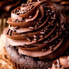 Kem bơ chocolate có thể bảo quản 1 tuần trong tủ lạnh, khi cần dùng, bạn cho hỗn hợp vào túi bắt kem và thực hiện trang trí nhé.