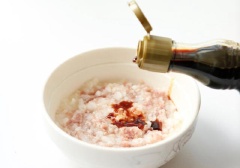Gọt vỏ khoai từ rồi cắt thành miếng nhỏ. Hấp chín khoai từ, khi khoai chín bạn nghiền nhuyễn. Trộn đều thịt heo xay và khoai từ nghiền nhuyễn lại với nhau. Thêm lòng trắng trứng, nước tương, gừng và muối vào trộn đều.