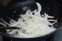 Vẫn sử dụng chảo đó, thêm dầu ăn, thả hành tím băm vào phi thơm, sau đó cho hành tây, ớt chuông thái lát vào, thêm hạt nêm, xíu bột canh vào đảo đều cho chín tái.