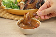Trình bày cút chiên bơ ra dĩa, dùng kèm với rau răm, dưa leo và ít đồ ngâm chua.Dùng bánh mì chấm với nước sốt ăn kèm cũng rất ngon.