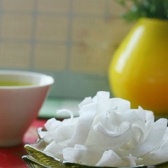 Đợi cho đến khi dừa nguội hẳn thì đổ ra mâm hoặc đĩa lớn, tiến hành dàn đều và để mứt ở nơi khô ráo, thoáng mát 1 ngày. Sau đó, có thể đóng mứt dừa vào trong túi hoặc lọ để cất đi dùng dần.