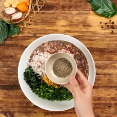 Cho tiếp vào ấu, 150gr thịt heo xay, 10gr hành tím băm, 5gr tiêu xay, 1 muỗng canh nước mắm, 1 muỗng canh hạt nêm, 5 quả trứng gà, rồi trộn đều hỗn hợp.