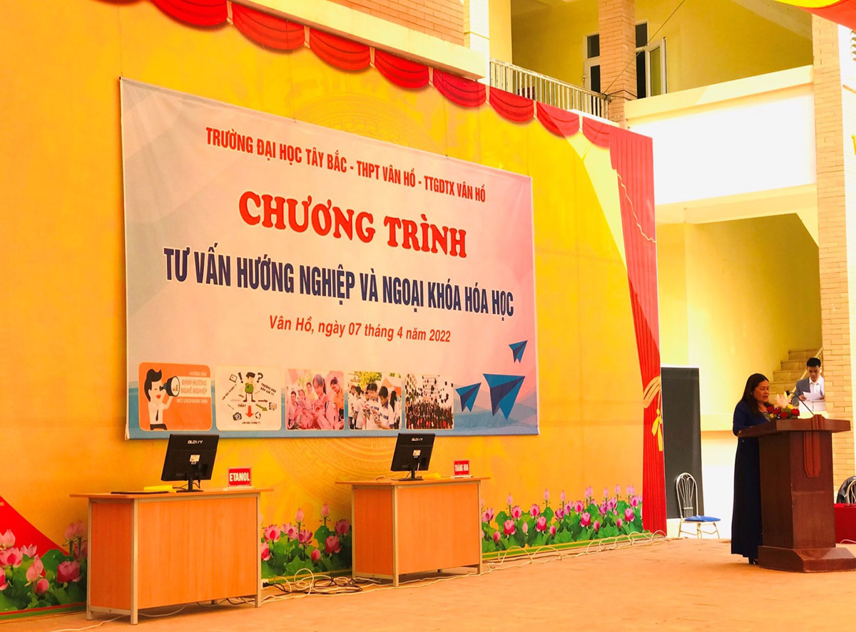 Bộ môn Hóa học, Khoa KHTN-CN tổ chức Chương trình Tư vấn hướng nghiệp và Ngoại khóa Hóa học tại Trường THPT Vân Hồ, TTGDTX huyện Vân Hồ
