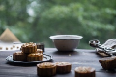 Vậy là chiếc bánh của chúng ta đã hoàn thành rồi. Bánh trung thu nhân hạt sen nướng chính là loại bánh được ưa chuộng nhất bởi sự thanh tao, tinh tế và ngon miệng. Cộng với hình dáng nhỏ bé đáng yêu như thế này thì dù ăn mấy chiếc một lúc cũng không thấy chán đâu.