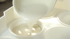 Làm rau câu dừa. Đổ nước rau vào nồi, đun sôi rồi hạ lửa nhỏ cho nước rau câu sôi lăn tăn. Trộn 3gr bột rau câu với 200gr đường trắng và 1/2 muỗng cà phê muối, từ từ đổ hỗn hợp vào nồi rồi khuấy đều cho tất cả tan ra. Thả vào nồi 4 nhánh lá dứa, đun cho hỗn hợp sôi bùng lên. Hạ nhỏ lửa cho sôi lăn tăn rồi rót 350ml nước cốt dừa vào nồi, khuấy đều cho hòa quyện, vớt lá dứa ra khỏi nồi. Múc rau câu cốt dừa vào phần khay bi không có lỗ, để khay ở nhiệt độ phòng cho rau câu se mặt.