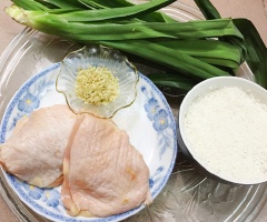 Chuẩn bị các nguyên liệu. Gà rửa sạch, cắt miếng vuông cỡ 2 đốt ngón tay, ướp với các gia vị: 1 muỗng canh sả băm, 1/2 muỗng cà phê hạt nêm, 1/2 muỗng cà phê tiêu và 1 muỗng cà phê dầu ăn để khoảng 20-25 phút cho ngấm.