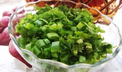 Hạt sen tươi bỏ tâm sen. Hành lá, ngò rí rửa sạch, cắt nhỏ.