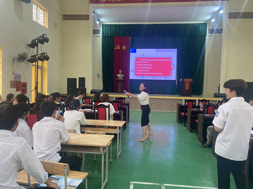 Khoa Khoa học Xã hội chia sẻ chuyên môn và tư vấn hướng nghiệp tại Trường PTDT Nội trú THCS & THPT Sông Mã