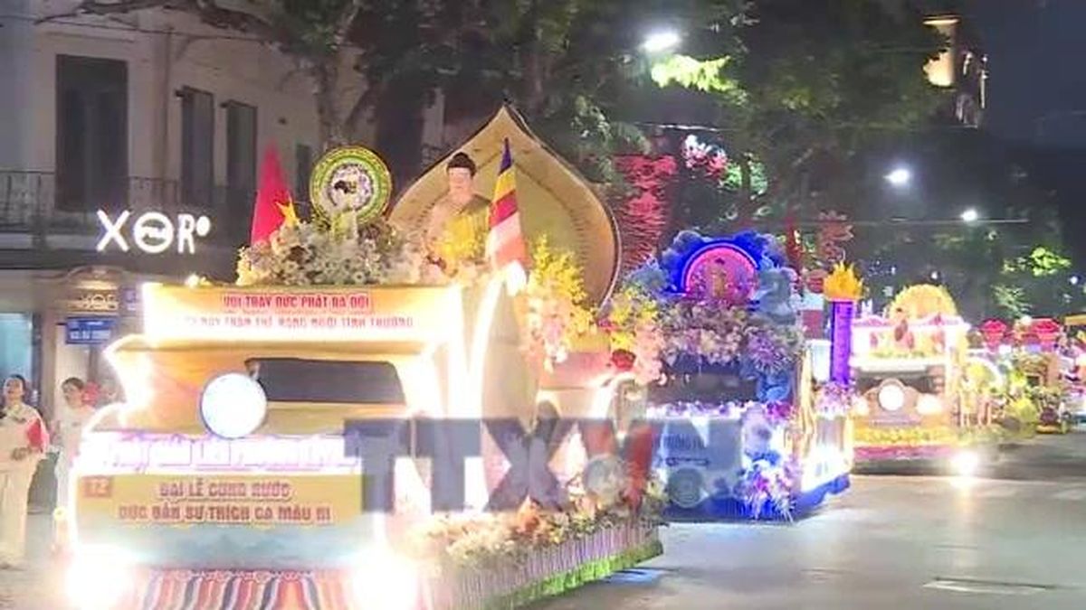 Đông đảo Phật tử đón rước Xá lợi Phật tại chùa Quán Sứ - Báo VietnamPlus