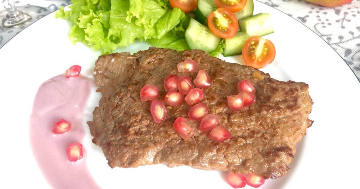 Bò bít tết sốt lựu