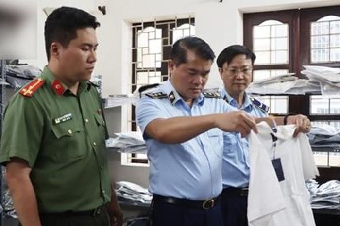 Đột xuất kiểm tra 'kho hàng hiệu' trong ngõ nhỏ, phát hiện nhiều vi phạm - Báo Công An Nhân Dân