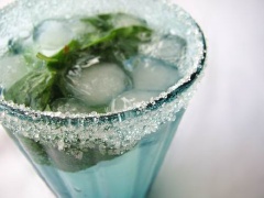 Cho đá vào ly và rót hỗn hợp nước chanh vừa pha vào là có thể thưởng thức.