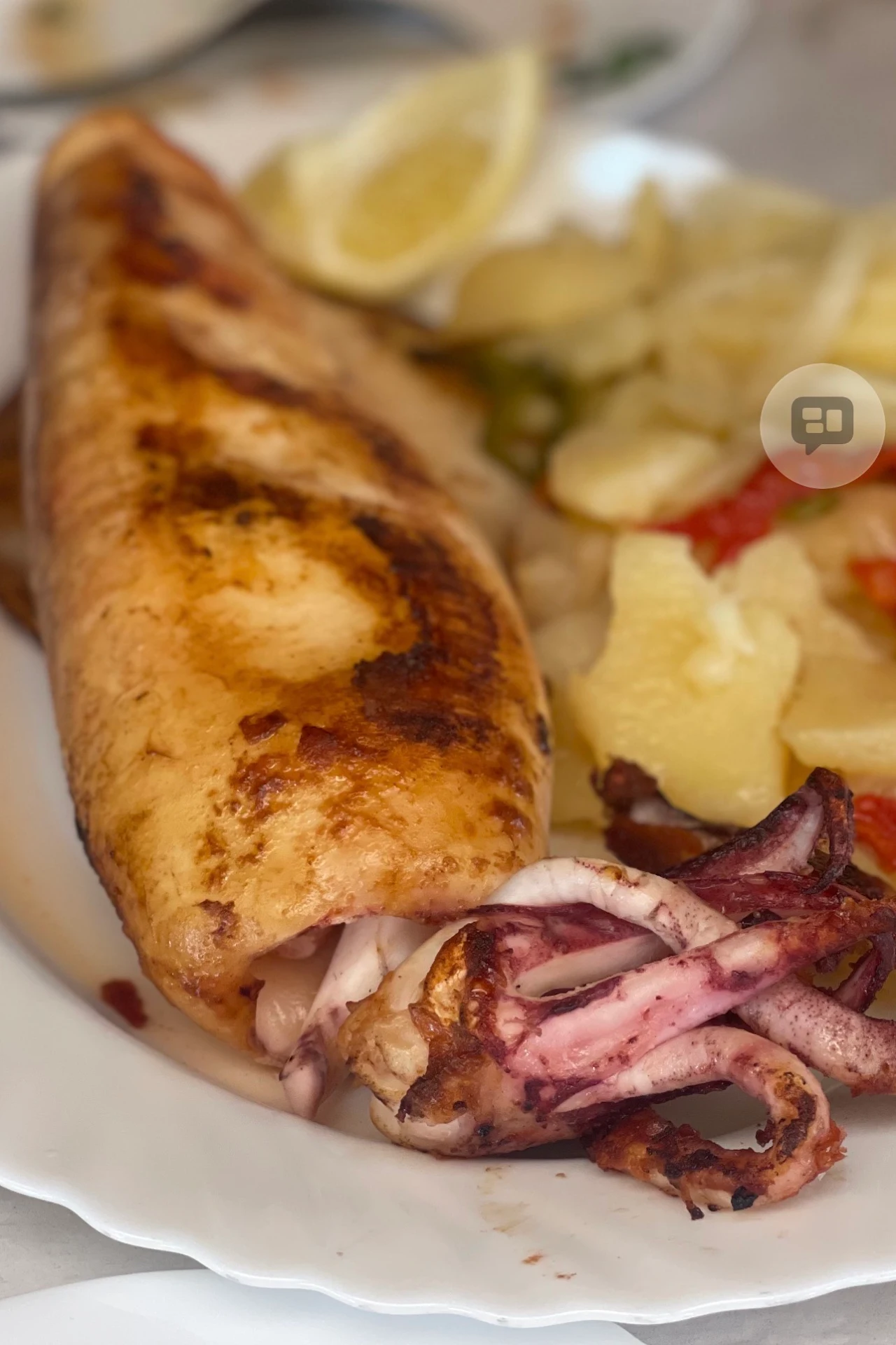 Calamar nacional al espeto con patatas servido en el Chiringuito Cristobal