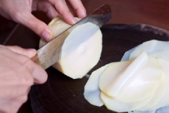 Măng củ thái lát tròn thật. Ức gà xay nhuyễn. Trộn thịt ức gà với trứng, 3 muỗng canh hành lá cắt nhỏ, 3 muỗng canh rau răm cắt nhỏ và 2 muỗng cà phê hạt nêm và 1/2 muỗng cà phê tiêu.