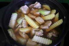 Cho 2 muỗng canh dầu ăn, 1 muỗng canh nước mắm vào nồi thịt đun và đảo đều tay cho dầu nóng. Thêm 1 muỗng cà phê nước màu kho thịt và thêm lượng nước xâm xấp mặt. Đun to lửa cho nhanh sôi rồi hạ nhỏ lửa để rim thịt.
