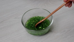 Làm mỡ hành: 30gr hành lá cắt nhỏ cho vào chén thêm 1/2 muỗng cà phê muối, 1 muỗng cà phê đường, cho dầu nấu nóng già vào chén hành rồi trộn đều. Làm nước mắm chấm: Cho vào chén 2 muỗng canh đường, 1 muỗng canh nước ấm, 1 muỗng canh nước mắm, khuấy tan. Cho vào 1 muỗng canh tỏi băm và 1 muỗng canh ớt băm vào, khuấy tan đều, thêm đồ chua vào cho nước mắm vào có vị vừa ăn.