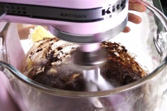 Phần bánh cupcake: Mở lò nướng sẵn ở 170 độ C. Cho 85g bột mì, 30g bột milo, 15g bột cacao, 1/4 muỗng baking soda, 1/4 muỗng muối vào âu trộn đều. Sau đó cho bơ lạt để mềm và trứng vào rồi trộn bằng máy đánh trứng đến khi thành hỗn hợp mịn, mượt. Tăng tốc độ lên và đánh tiếp trong 1 phút. Tắt máy, cho 20ml sữa tươi nguyên kem, 1/4 muỗng tinh chất vani vào đánh tiếp trong 30 giây.