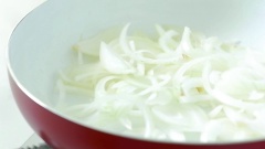 Xào chín các nguyên liệu đã chuẩn bị. Chiên 1 trứng ốp la.